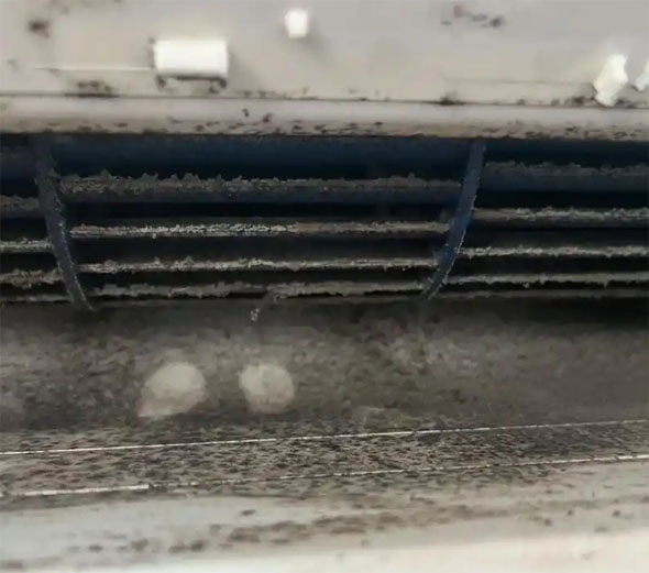 南明空调吹的风有股烧焦味是怎么回事